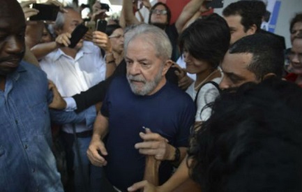 PARADOJAS BRASILEÑAS DE UN INCIERTO PANORAMA ELECTORAL. Lula se impone desde la cárcel en la preferencia de los votantes cuatro meses antes de las elecciones. Detrás de él…