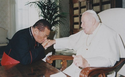 Obando y Bravo con Juan Pablo II, el Papa que lo creó cardenal en 1985