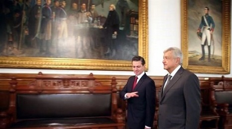 Cambio de mano. El presidente saliente Peña Nieto y el entrante López Obrador (en primer plano)