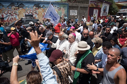 Cardenal y obispo rodeados por bandas sandinistas en la localidad de Diriamba (Foto Carlos Herreca)