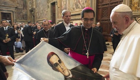 PROBABLE VISITA DEL PAPA A LA TUMBA DE SAN ROMERO, EN EL SALVADOR. “Le escribimos una carta” declaró el arzobispo de la capital, “y está estudiando la posibilidad de venir”