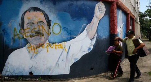 El mural frente al Ministerio de Managua donde los manifestantes escribieron “Ortega asesino” (Foto Reuters)