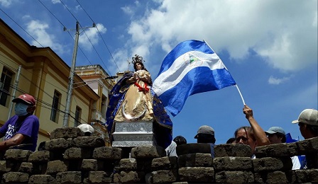 La Virgen de la Asunción posa sobre una barricada. LA PRENSA-CINTHYA TORRES