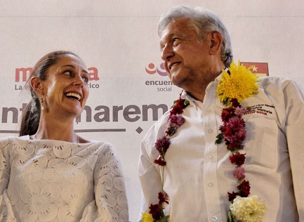 López Obrador, el ganador, con la nueva alcaldesa de Ciudad de México, Claudia Sheinbaum, de su mismo partido (Foto Claudiashein)