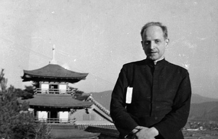 El padre Arrupe poco después de llegar a Japón como misionero