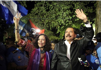 Ortega (presidente) con su esposa Murillo (vicepresidente)