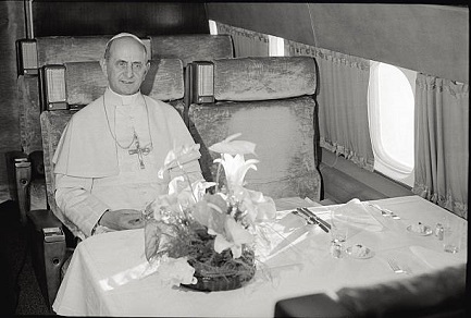 Una rara imagen de Pablo VI a bordo del avión que lo llevó a Bogotá