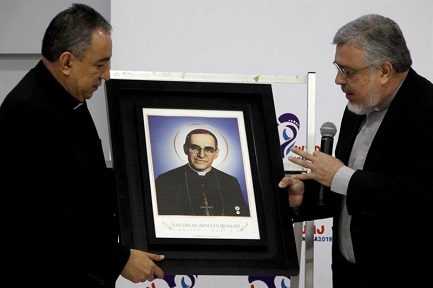 LA RELIQUIA DE ROMERO LLEGA A PANAMÁ.  El ya beato y próximo santo de El Salvador será patrono de la Jornada Mundial de la Juventud en enero de 2019