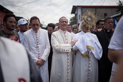 Silvio José Báez, en el centro, entre el cardenal Brenes y el nuncio Stanislaw Waldemar, durante la visita a Masaya el 21 de junio para evitar una masacre (Foto Carlos Herrera)