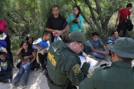 Niños migrantes detenidos por la policía fronteriza (Foto-AFP)