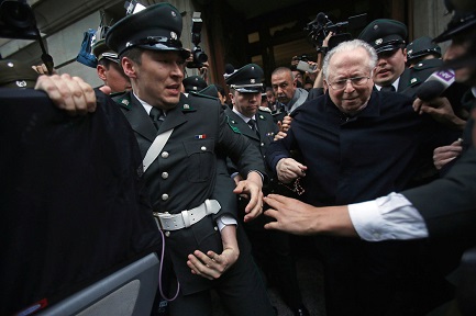 El ex sacerdote chileno Fernando Karadima en una foto de 2015, cuando sale de un tribunal de Santiago de Chile (Foto Associated Press)