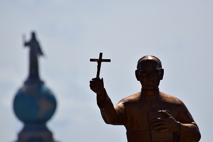 La estatua de Romero en la Plaza Salvador del Mundo, desde donde partirá la procesión la noche anterior