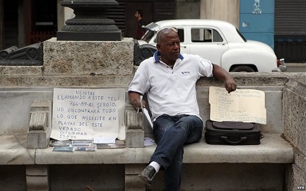 Un agente immobiliario ofrece casas en Cuba