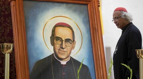 Leopoldo Brenes delante del retrato de monseñor Romero