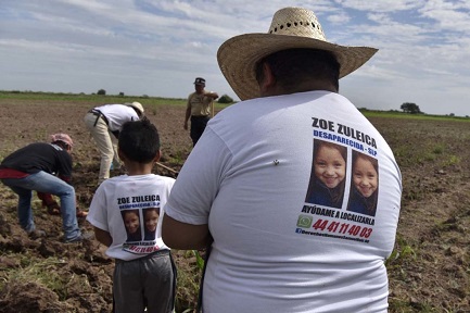 Familiares de desaparecidos en busca de tumbas clandestinas en Navolato, en el estado mexicano de Sinaloa (Foto Germán Canseco)