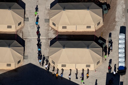 Niños migrantes en un centro de detención de Tornillo, Texas (Foto Credit Mike Blake-Reuters)