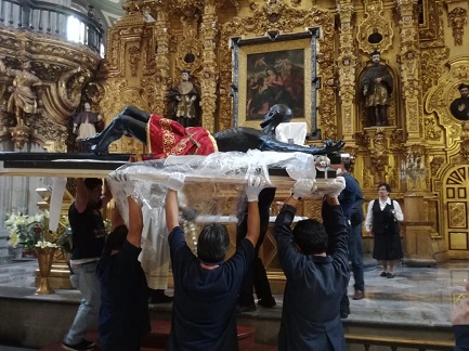 CRISTO DEL VENENO, PROTÉGENOS DE LAS FAKE NEWS. Se encuentra en la catedral de Ciudad de México. No es su sentido original, pero la gente lo invoca también por eso