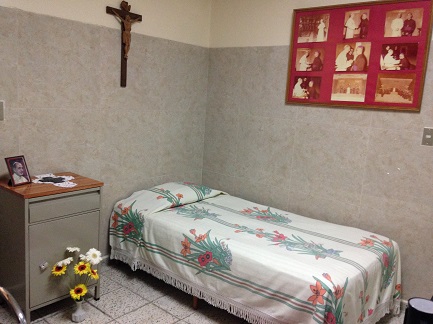 La habitación de Romero con fotografías de Pablo VI sobre la mesa de luz y en la pared (Foto del autor)