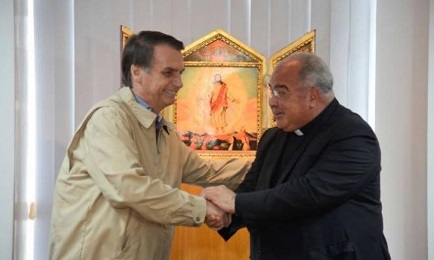 El candidato presidencial Jair Bolsonaro con el cardenal brasileño Orani Tempesta (Foto AFP)